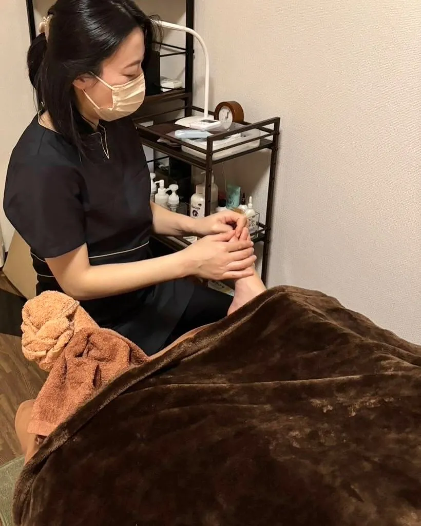 足つぼは「指先(頭の反射区)も」細かく刺激&手技